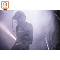 第三式<br>《救火英雄》劇照是利用煙霧加強氛圍，並透過現場光勾畫主體。