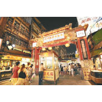 作為台北一大人氣熱點的饒河街夜市，可找到藥燉排骨及胡椒餅等著名小食。