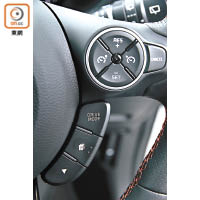 Drive Mode駕駛模式切換鍵設於軚環的右下方。