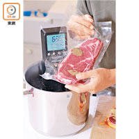 若使用家用慢煮棒，可在烹調了一半時間後將肉反轉，使其受熱更平均。
