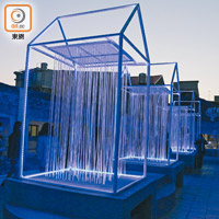 園區的天台上有任大賢設計的公共藝術創作「線代屋」，跟藍晒圖一樣夜晚會亮起藍燈。