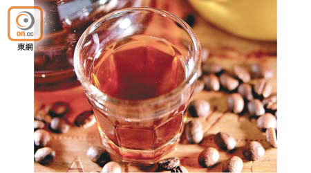 用巴拿馬咖啡豆沖調的單品咖啡，磨豆後將咖啡粉放入濾紙滴漏而成，色澤淺而清澈，散發着淡淡酸味。