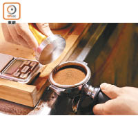 量好分量後，填壓咖啡粉以萃取精華。