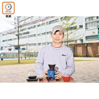 原本任職新聞記者的Eddie Chan因為喜歡飲咖啡，半途出家修讀咖啡課程，現已是2間Café的老闆。