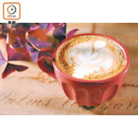 受不了齋啡的苦澀味，加糖加奶的Latte就容易入口得多，拉花與立體圖案亦為咖啡添上個人特色。
