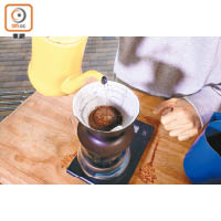 量好咖啡粉的分量後，慢慢加熱水，濾紙會把粗糙雜質及油脂過濾。