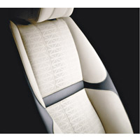 全車座椅、中控台及門板起用新研發、耐用又尊貴的Dapple Grey物料配合仿麖皮製成。