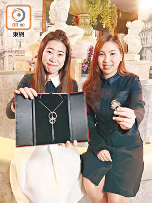 鄺慧珊（右）及蔡海儀（左），分別獲得第18屆香港珠寶設計比賽學生組別的冠軍及亞軍。