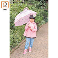 Bonpoint粉紅色漆面短身雨衣 $2,955（e）、立體冬甩造型雨傘 $129（a）