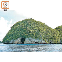 岩島上有不少洞穴是二戰時日軍留下的。