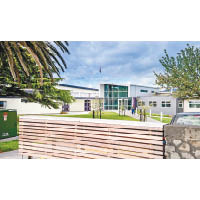 Heretaunga College位於新西蘭首都威靈頓，校舍被群山包圍，學習環境宜人。