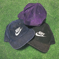 鞋款設計素材之一源自Nike 80年代的燈芯絨帽。