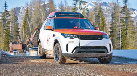 Land Rover Discovery搖身一變成為拯救車，相當威風。