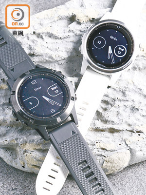 Fenix 5（左）採用髮絲黑金屬錶圈及藍寶石鏡面，比以往更粗獷有型，售$5,499。同期還有輕量版Fenix 5S（右），用上42mm錶殼配以亮銀錶圈及大理石錶身，售$4,699。