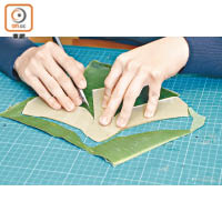 用米漿把三層蕉葉黏合後，剪裁成如「川」字形狀，便可摺成匙羹。