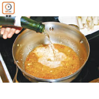 先炒香磨成蓉的蒜、辣椒粉、洋葱碎，然後注入香檳或白酒。