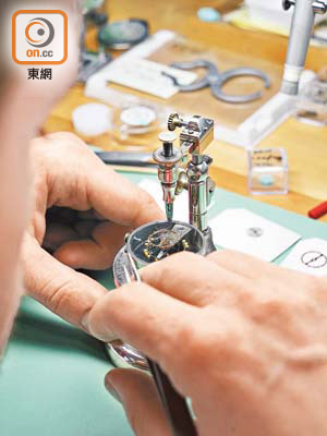 Villeret錶廠內製作的每枚時計均由1位製錶師獨立完成裝配及裝殼，此程序耗時可達數月。