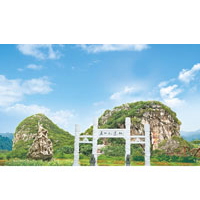 位於馬壩鎮獅子巖的馬壩人遺址，自1961年起被列為廣東省文物保護單位，山峰遠觀如獅伏地，氣勢雄偉。