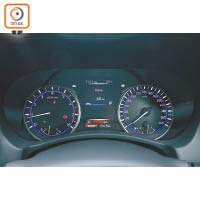 雙圓錶板配合中央的輔助屏幕，清晰顯示各項行車資訊。