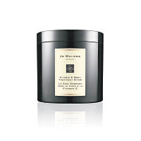 JO MALONE LONDON維他命E身體磨沙 $265/100g（M）<br>蘊含抗氧化成分維他命E，能保護肌膚免受環境侵害。加上性質溫和的糖粒子能輕柔地帶走肌膚表面的老化角質，讓肌膚展現年輕光芒。