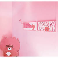 《Mo:毛毛熊特展 Exhibition of love》展覽，主角是隻毛毛熊，而且展館幾乎全部塗上粉紅色，女生難以抗拒。