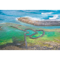 石滬為澎湖的一種人與大海相互依存的捕魚方法，因有兩座心狀石滬而得雙心石滬美名。