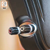 採用高階喇叭插口，確保音訊傳送不受干擾。
