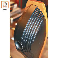 音箱表面採用凹凸紋設計，底部的低音反射孔能有效調節音箱內的氣壓。