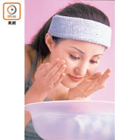 青春痘患者要小心護理皮膚，如使用溫和的洗面奶清潔皮膚。