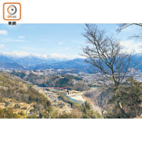 從苗木城跡可遠眺馬籠宿和高高的惠那山。