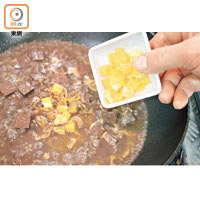熄火後加入橙肉、橙皮及芫荽粒拌勻，配白飯或直接淋在飯面拌勻即可。
