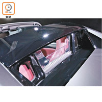 即使處於開頂狀態，座椅後方仍有擋風玻璃，可減低車廂亂流及風噪。