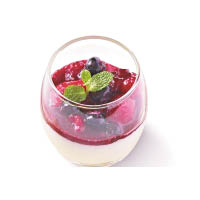 用Kiri忌廉芝士製作的奶凍，淋上用新鮮雜莓做的果醬，香甜不膩。