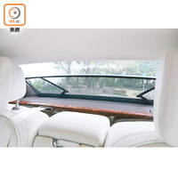 尾擋風玻璃設有電動升降遮光簾，可擋陽光又可增加私隱。