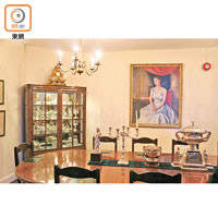 皇家用膳室內放置了大量銀器餐具及油畫。