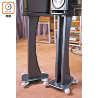 Scansonic出品的喇叭腳架Twin Column（售價：$6,300/對），設有4組可獨立調節高度的釘腳。