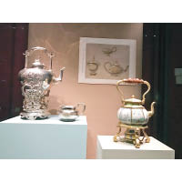 （左）Chaumet於1849年推出中國風茶壺及奶油罐（巴黎羅浮宮博物館藏品）；（右）乾隆款畫珐琅八棱開光提梁壺（故宮博物院藏品）。