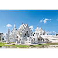 採用了純白色來設計的龍坤藝術廟，風格跟傳統泰國廟宇截然不同。