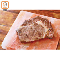 靚牛肉不需加鹽醃，想添味只需放在鹽板上，讓鹹味自然滲入肉中即可。