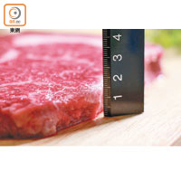 吃牛肉最佳厚度在6分（約2厘米）至1吋之間，煮好後斜切成菱形，即能嘗到嫩滑多汁的牛扒。