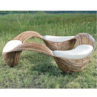 Baud系列圓形椅子線條特別，靈感來自水的波紋。