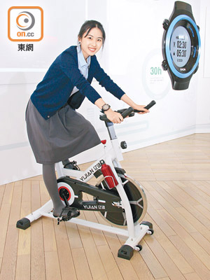 當戴住PS-600踩健身單車時，屏幕會顯示心跳率以提高訓練效果。