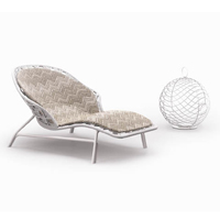 Evia<br>可用於戶外的白色躺椅，椅身由質地輕盈的天然合成物織製，堅固之餘，方便用家移動，表面鋪了軟墊，躺在上面享受日光浴，舒適極了。