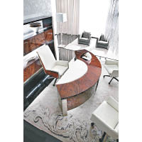 Coliseum<br>辦公桌巧妙地採用了非對稱式設計，以高質的巴西酸枝為物料，配以高亮光聚酯飾面，營造出高尚的氣派。