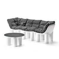 Atene<br>造型獨特的軟墊座椅與矮几，以黑白色為主調，屬Valerio Sommella的設計，靈感來自Greek-Roman建築。