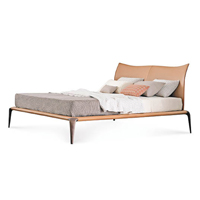 MARGARETH<br>出自大師C. Marelli的睡床設計，床頭板用上和諧的大地色，微微彎曲的造型，盡現線條美，櫟木床腳是另一焦點，營造出輕盈的視覺效果。
