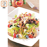 Blueberry Mix Green Salad $68<br>新鮮又大粒的藍莓混合羅馬生菜、洋葱、芝士及核桃等，簡單用橄欖油、鹽及胡椒調味，爽脆鮮甜又原汁原味。