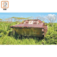如今仍有二戰戰車殘骸，零星散落在島上。