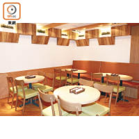 木製餐桌加上寬敞的座位空間，適合一大班女生聚會。