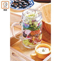 新鮮爽脆的蔬菜配以日本頂級丹波黑豆，吃時拌以白味噌醬汁，味道天然無添加。